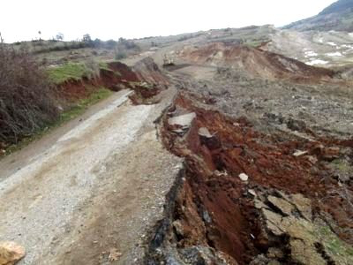 Yol Çöktü Otomobil Uçuruma Düşmekten Son Anda Kurtuldu