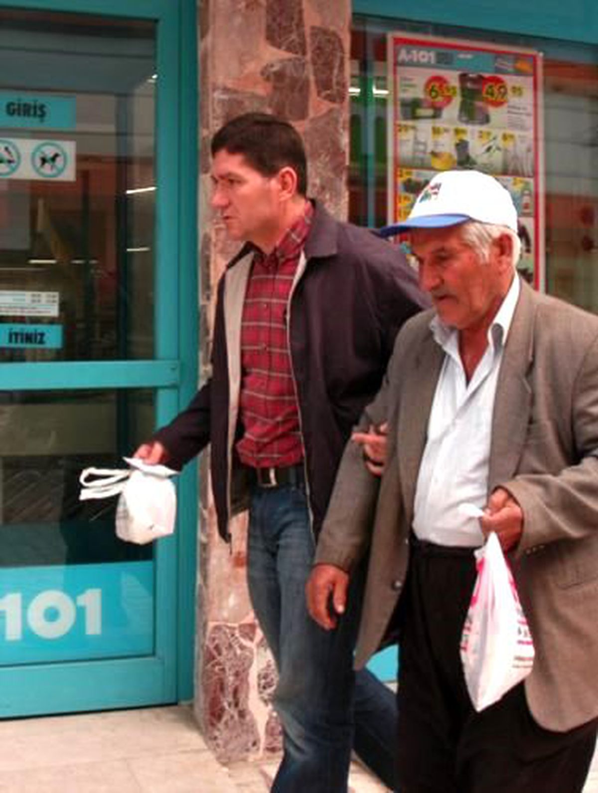 25 Kuruşluk Bisküvi Çalarken Yakalandı