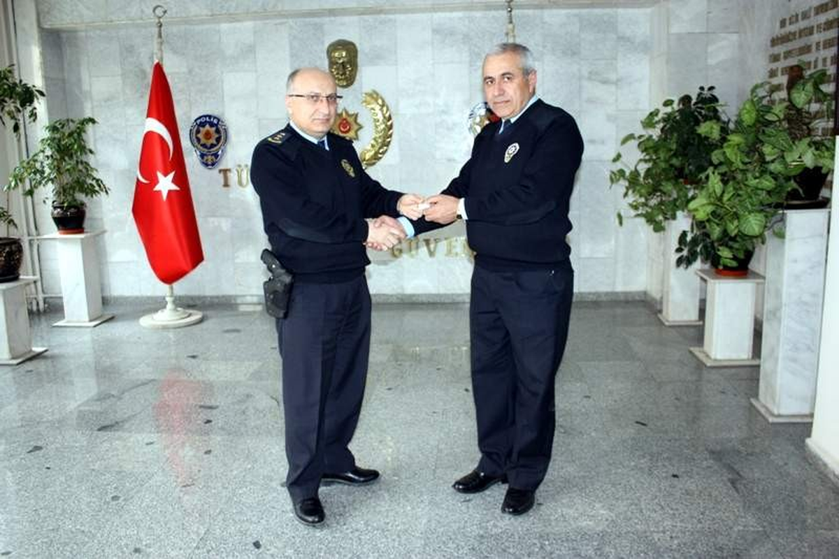 Ayın Polisine Çeyrek Altın