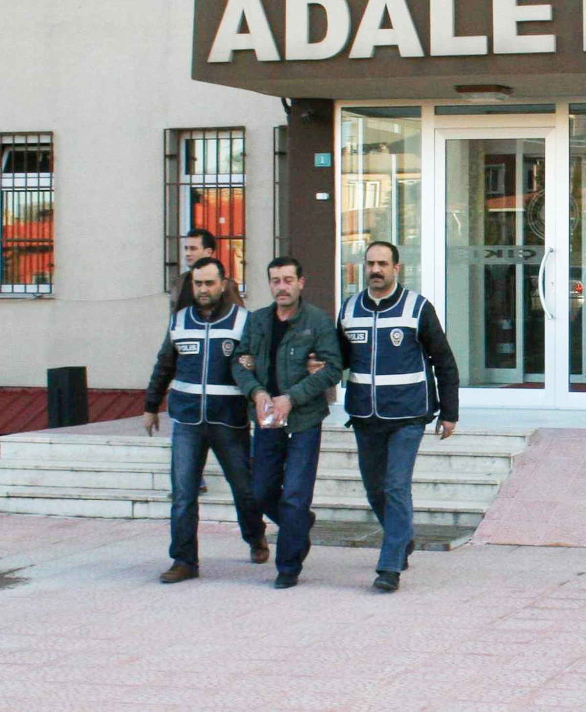 Bandırma\'da İki İşyerini Kurşunlayan Zanlılar Yakalandı
