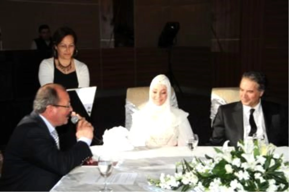 Başbakan Yardımcısı Bülent Arınç, Kuşadası\'nda Nikah Şahitliği Yaptı