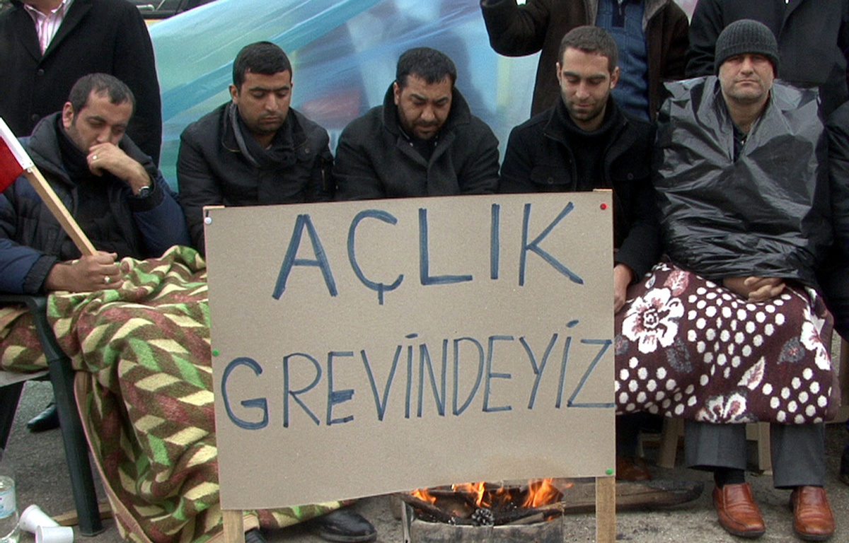 Belediyenin Trafikten Men Ettiği Halk Otobüsçüler CHP Önünde Açlık Grevi Başlattı