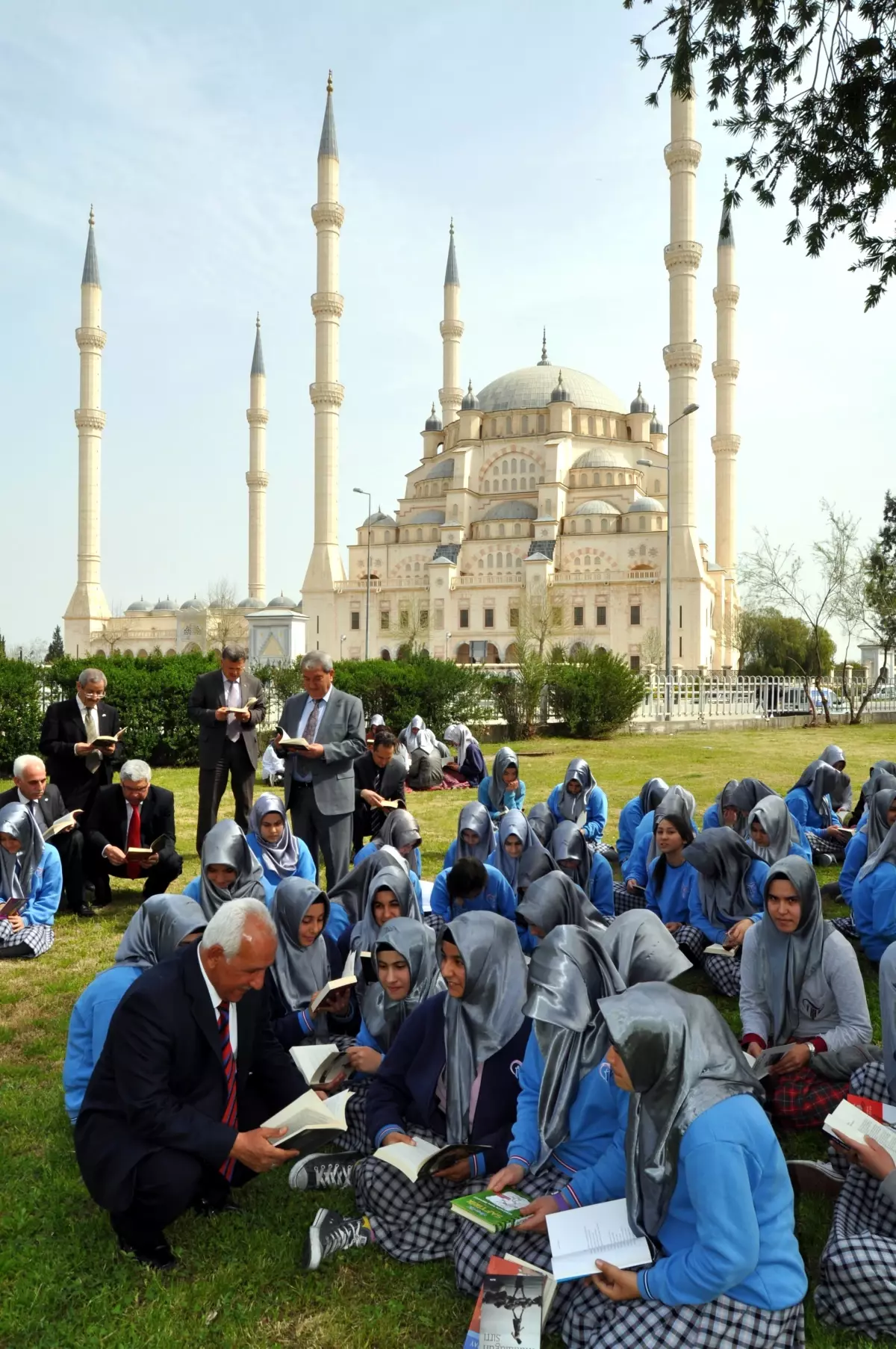 Bürokratlar Öğrencilerle Çimlerde Kitap Okudu