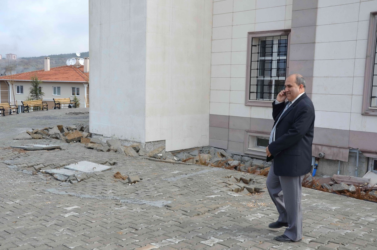 Cami Avlusundaki Heyelan Görüntüsü Kaymakam Ünal\'ı da Endişelendirdi