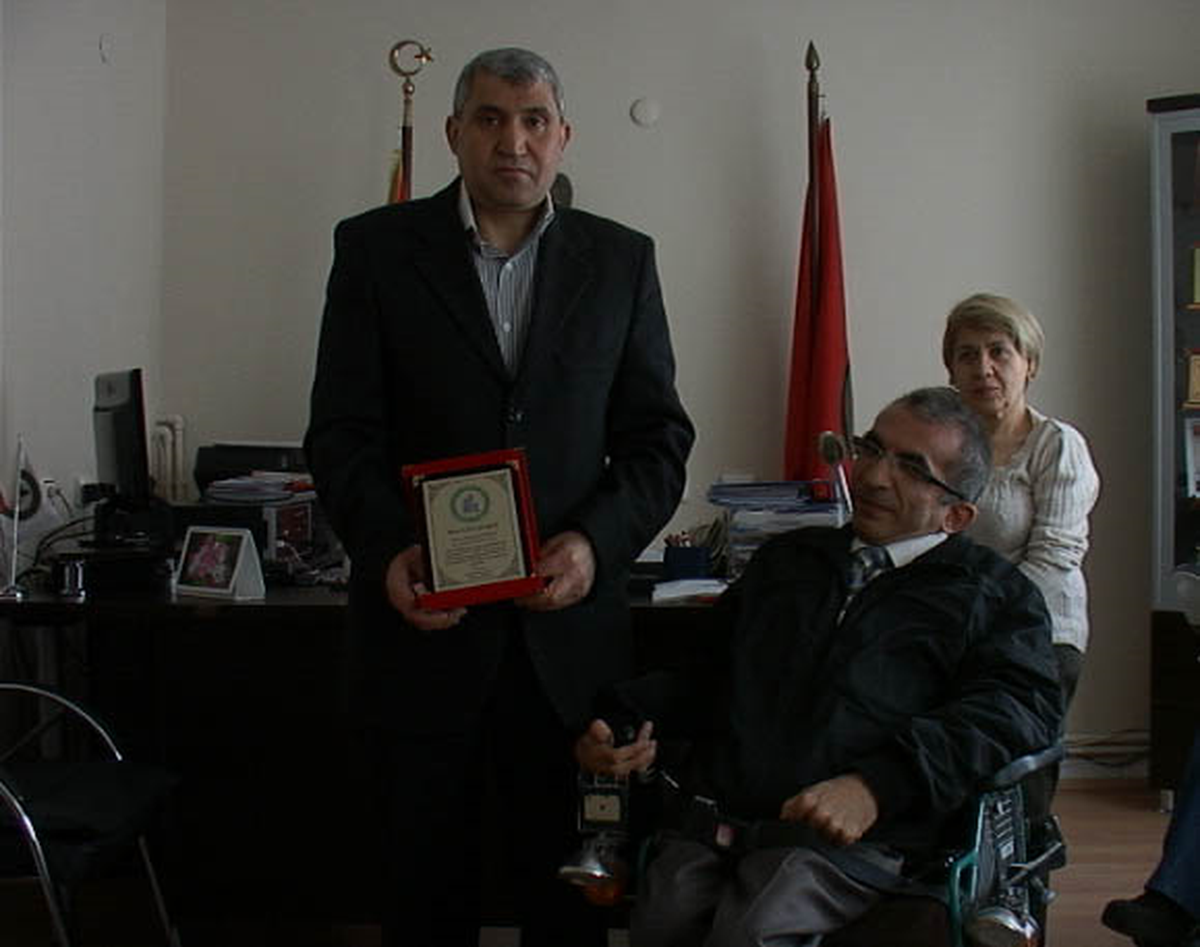 Engellilere Hizmetten Plaket Aldı
