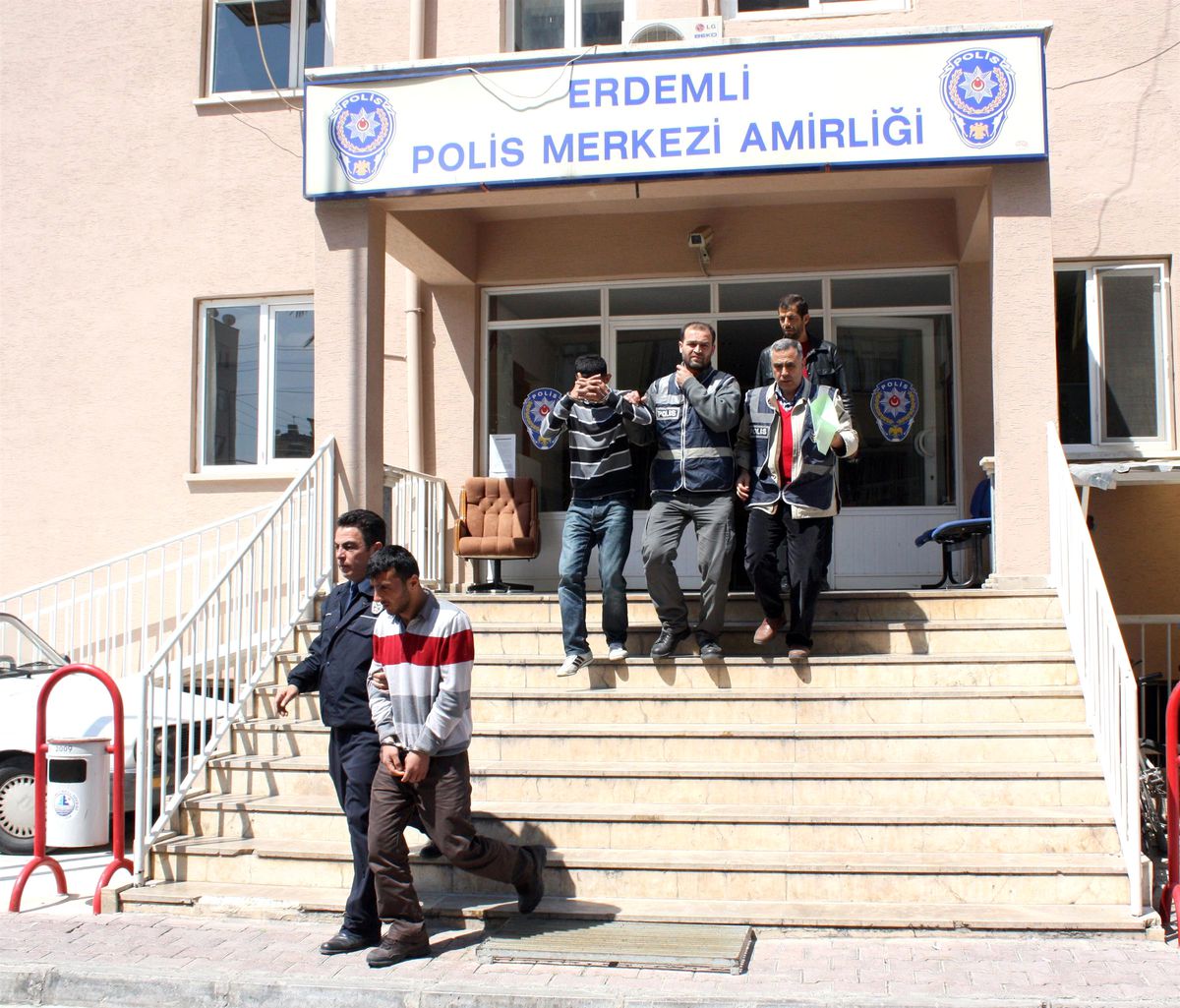 Erdemli\'de Hırsız Operasyonu