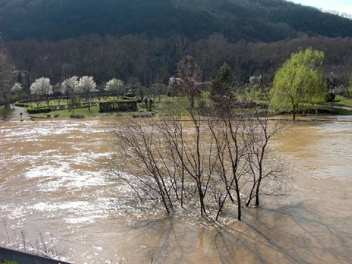 Eriyen Kar Suları Sakarya Nehri\'ni Coşturdu