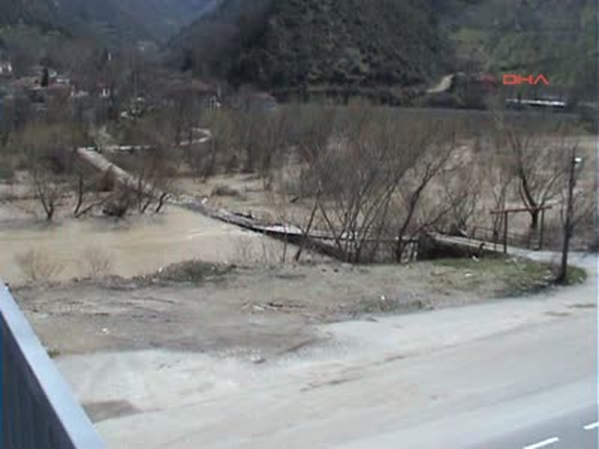 Eriyen Kar Suları Sakarya Nehri'ni Coşturdu Hava Sıcaklığının Artmasıyla Birlikte Dağlardaki Karlar...