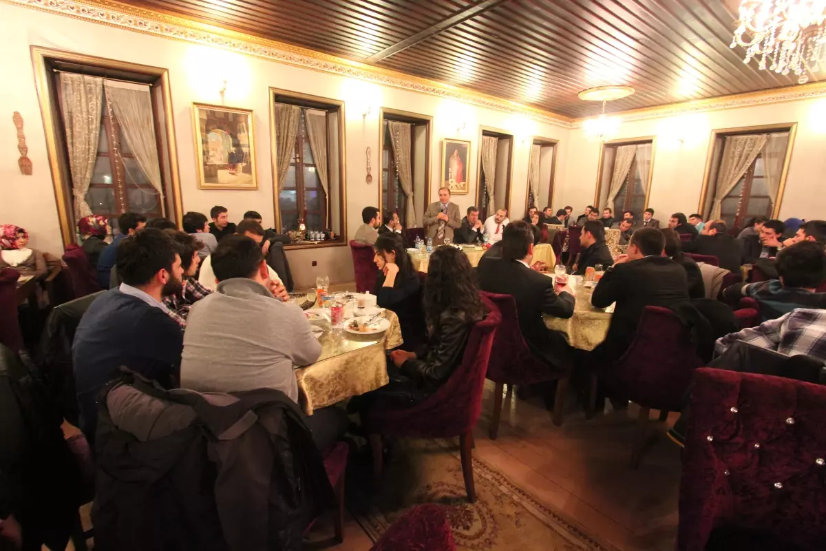 Erzurum Büyükşehir Belediye Başkanı Ahmet Küçükler, AK Parti\'nin Gençlik Teşkilatlarıyla Buluştu