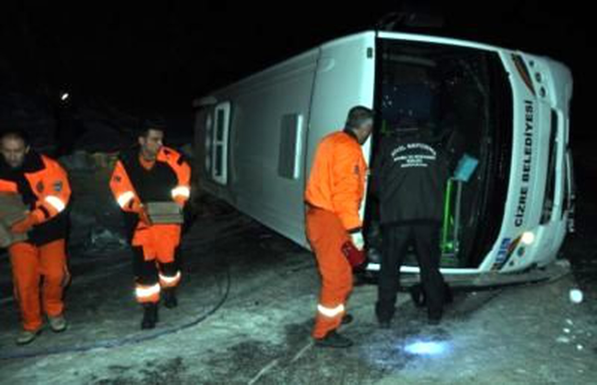 Erzurum\'da İlköğretim Öğrencilerini Taşıyan Midibüs Devrildi