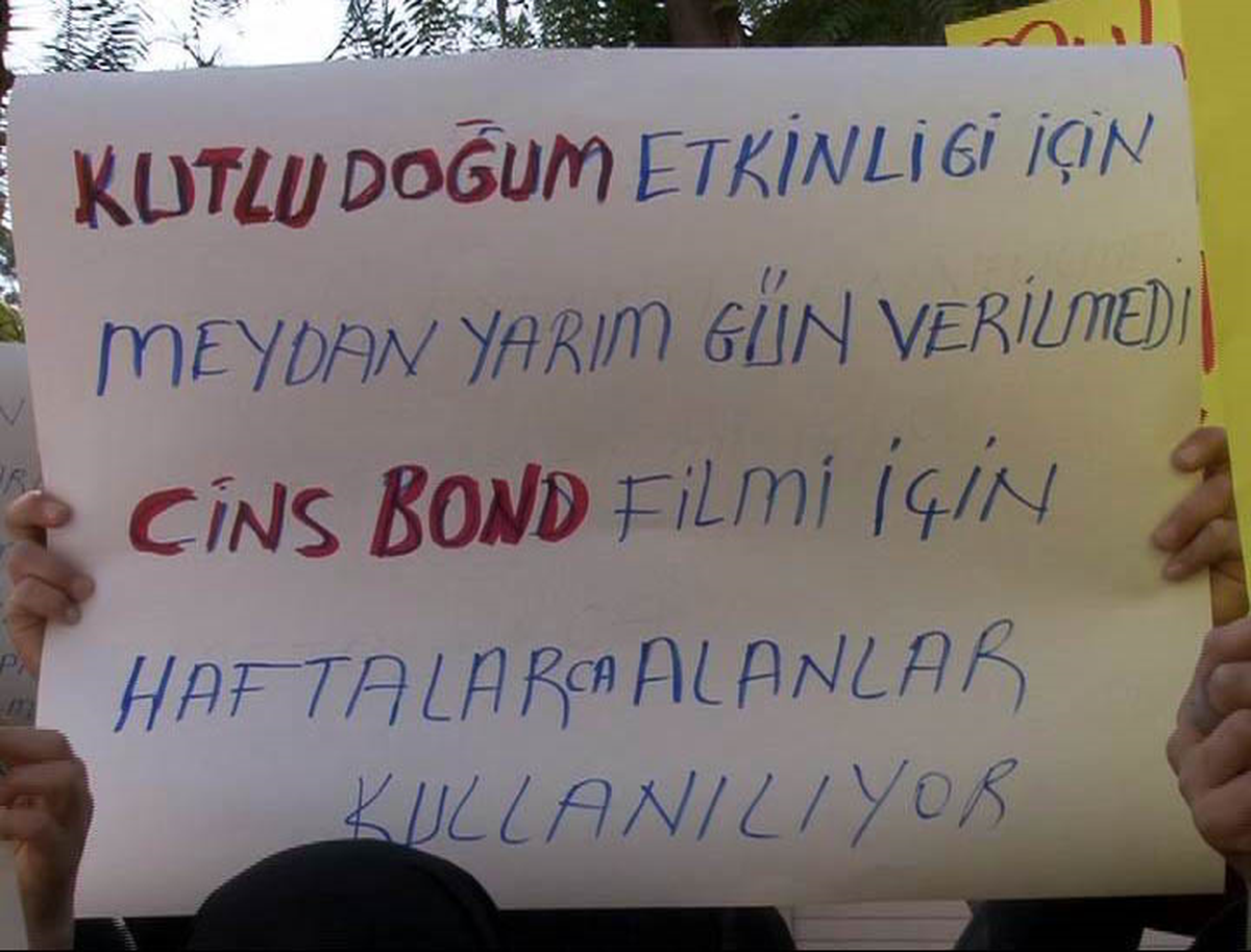 Eylemde James Bond\'a Gönderme