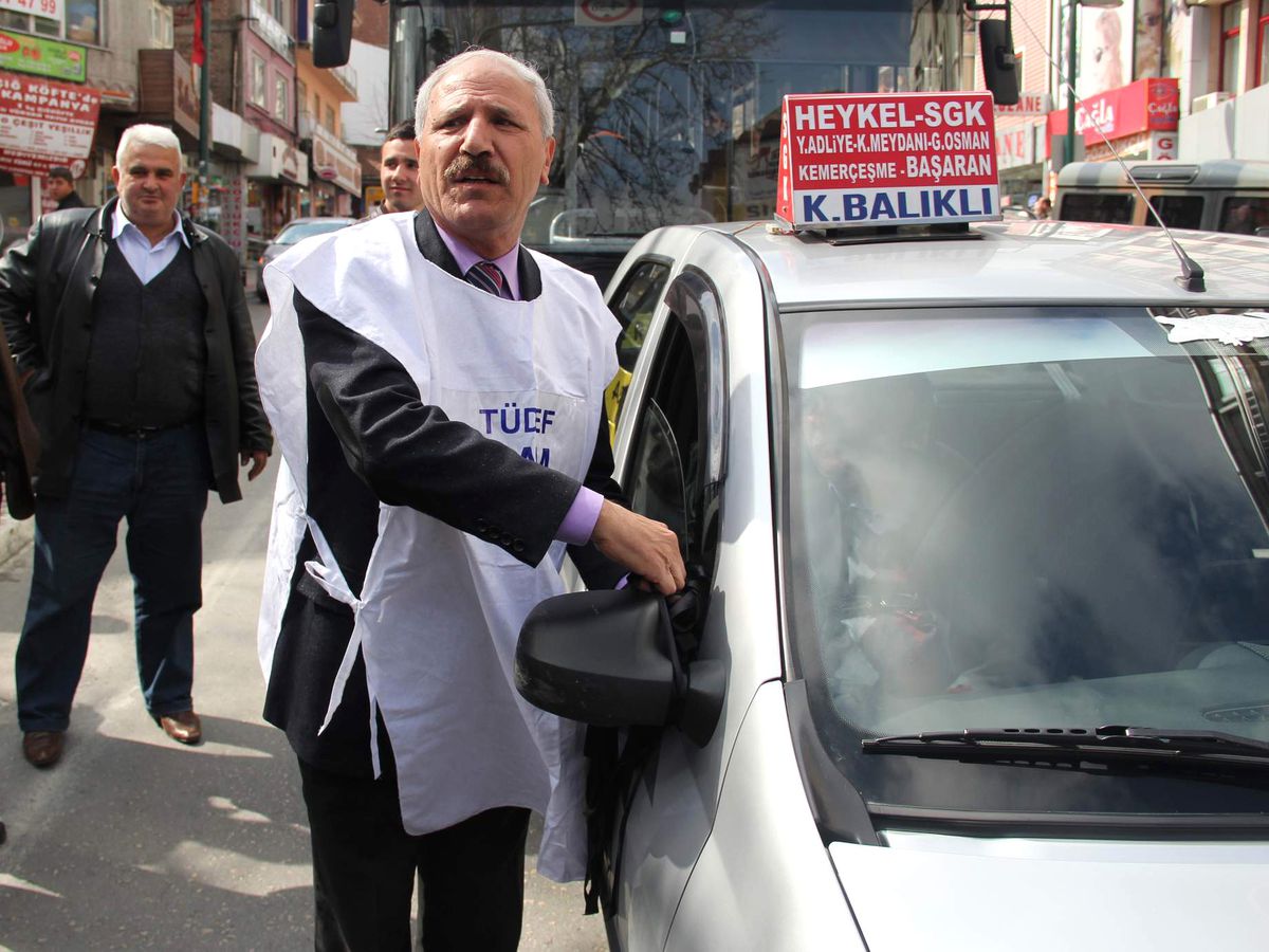Fiyatı 5 TL\'ye Yaklaşan Benzine Siyah Kurdeleli Tepki