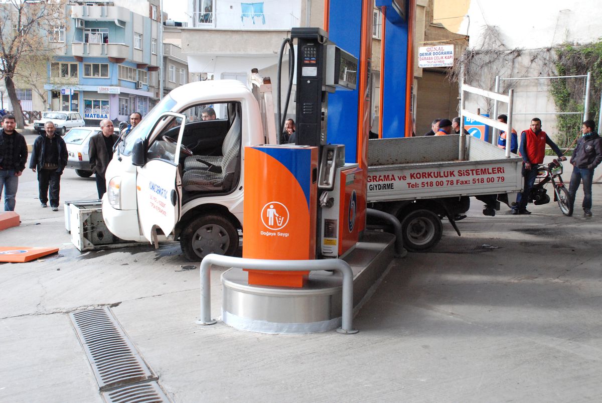 Fren Yerine Gaza Basan Sürücü Petrole Daldı