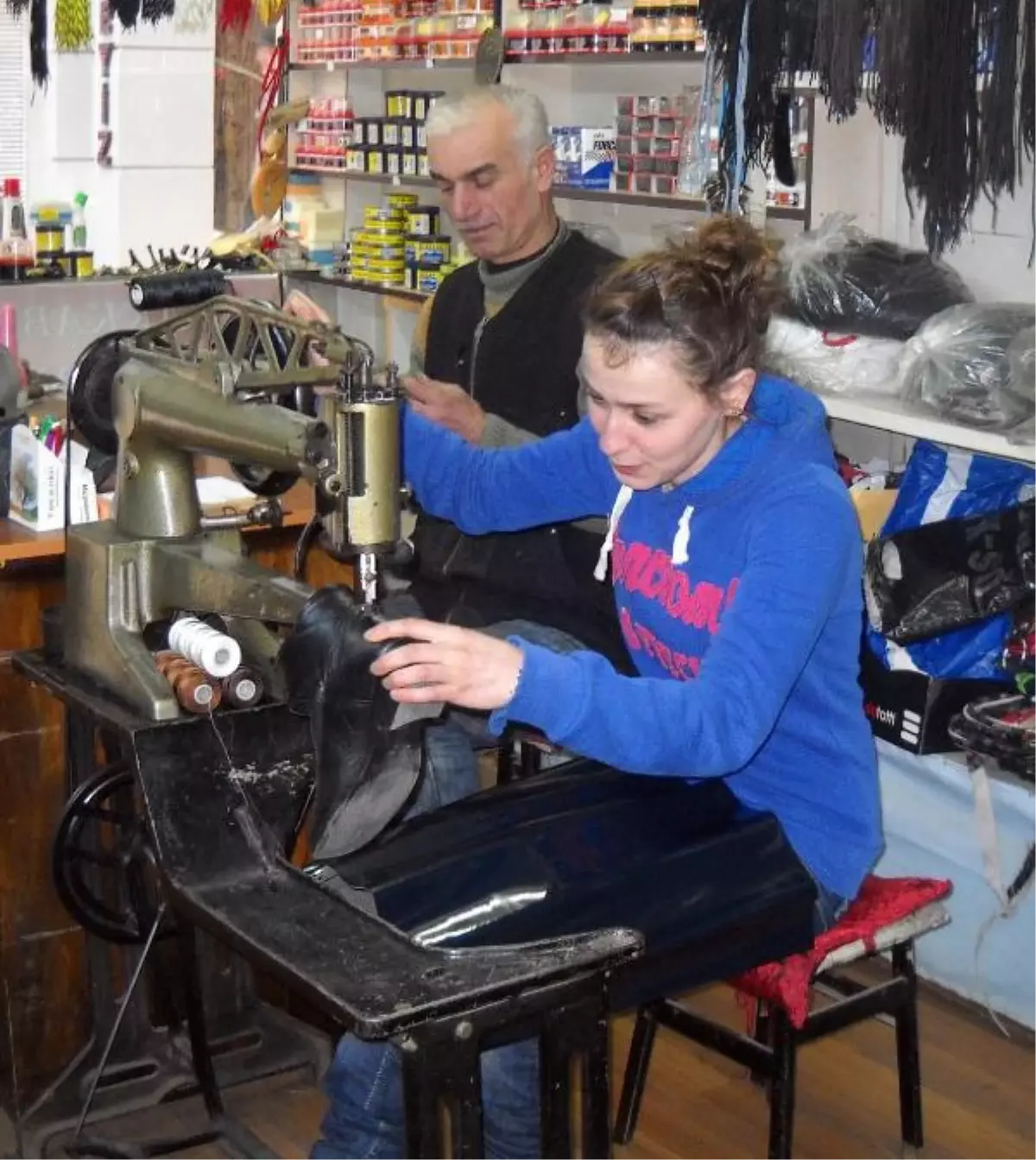 Genç Kız, Ayakkabı Tamirciliği Yapıyor