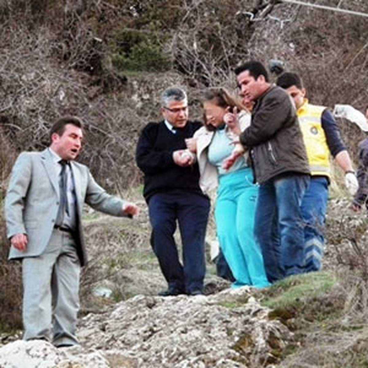 Genç Kız Kayalıktan Atlamak İstedi