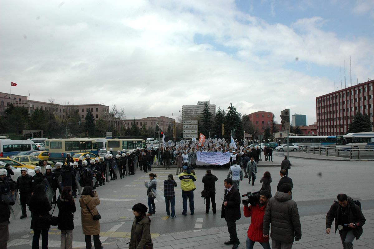 Kesk \'Sendika Yasası\'nı Protesto İçin Meclis\'e Yürüdü