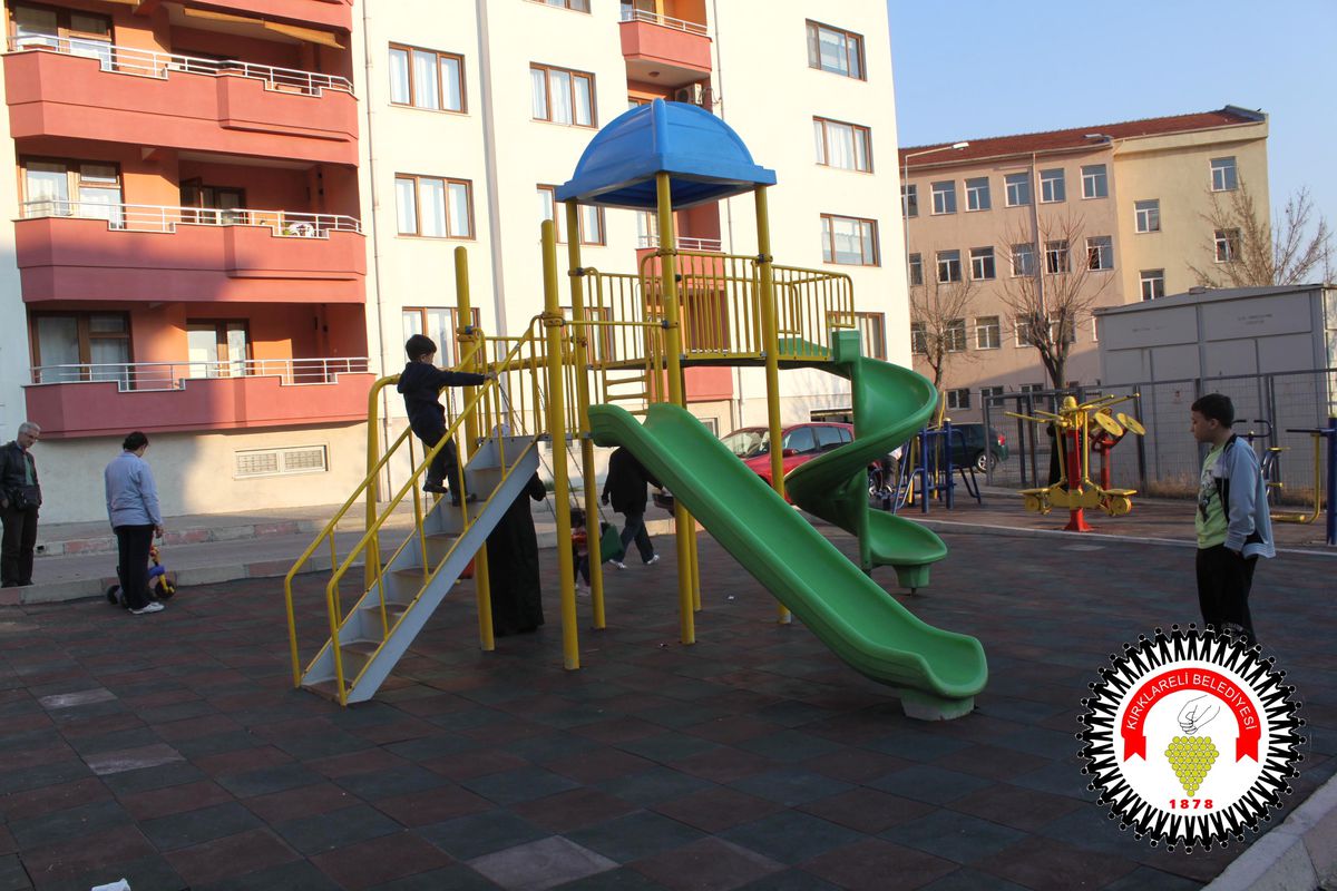 Kırklareli Belediyesi Yeşil Alanları Çiçeklerle Renklendiriyor