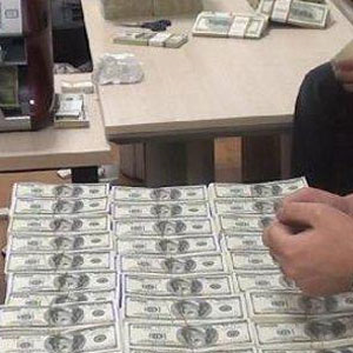 Libyalı Yolcu Beyan Etmediği 2,5 Milyon Dolarla Yurt Dışına Çıkış Yaparken Yakalandı
