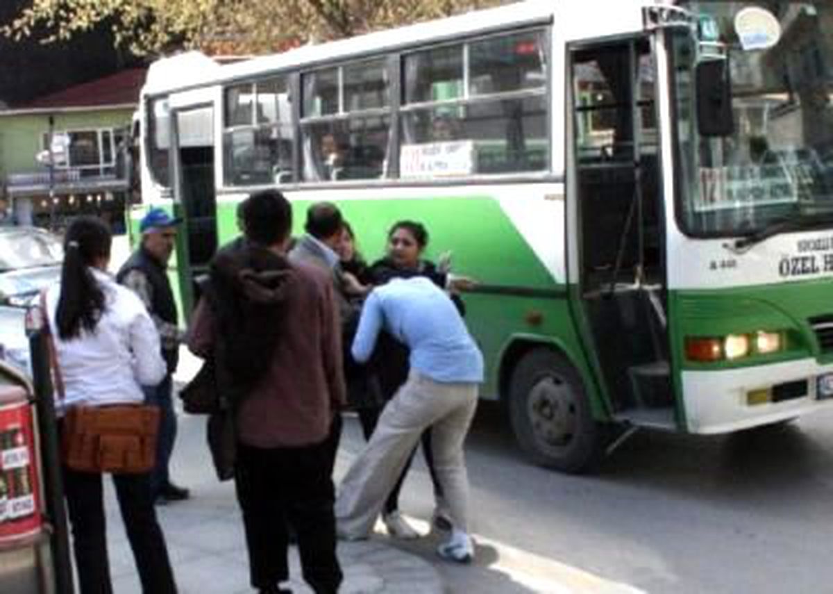 Liseli Kızların Sokak Kavgasını Polis Bitirdi
