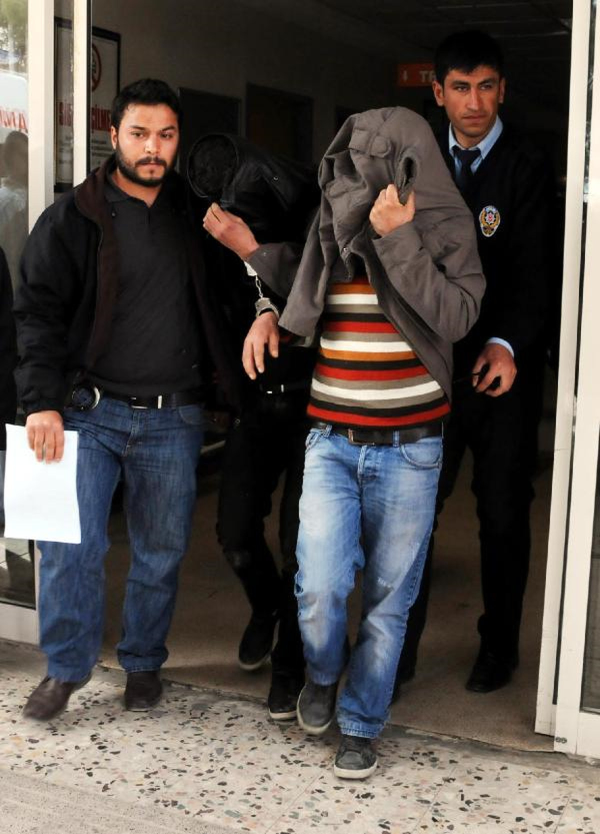 Mezarlıkta \'Torbacı\' Operasyonu: 2 Gözaltı