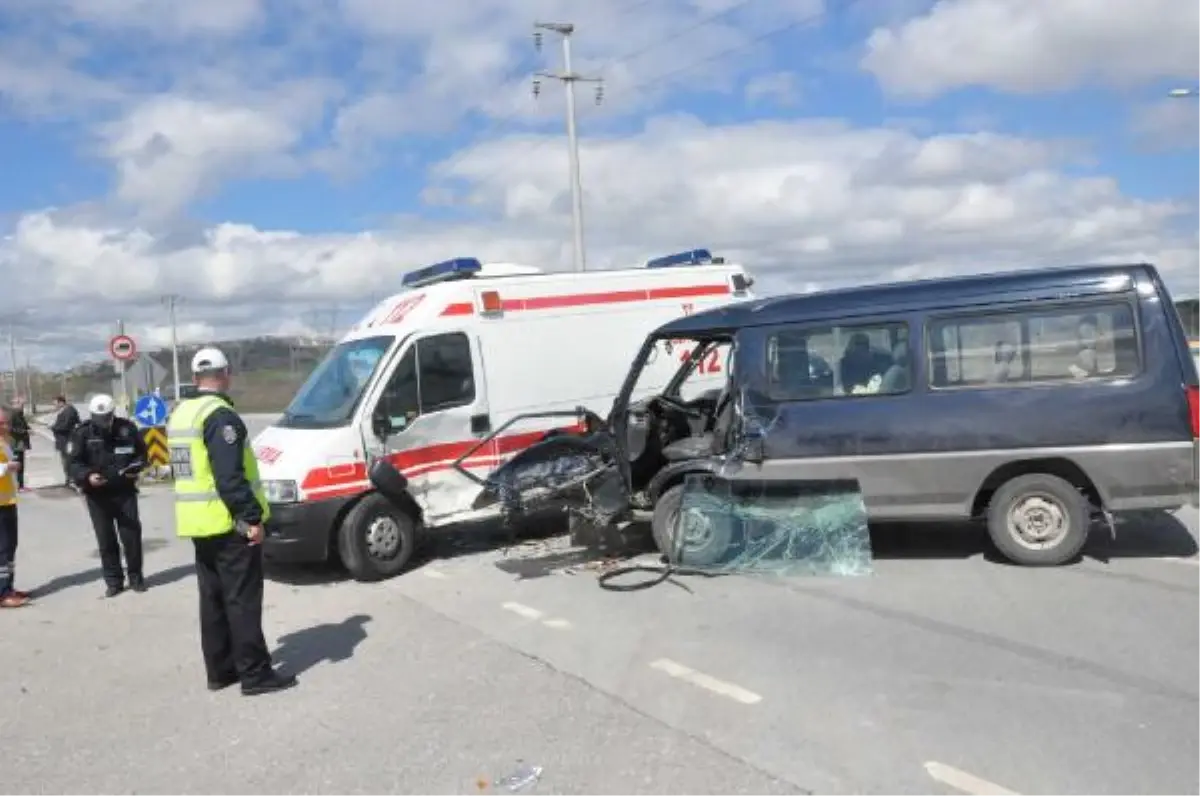 Minibüs, Ambulansa Çarptı: 6 Yaralı