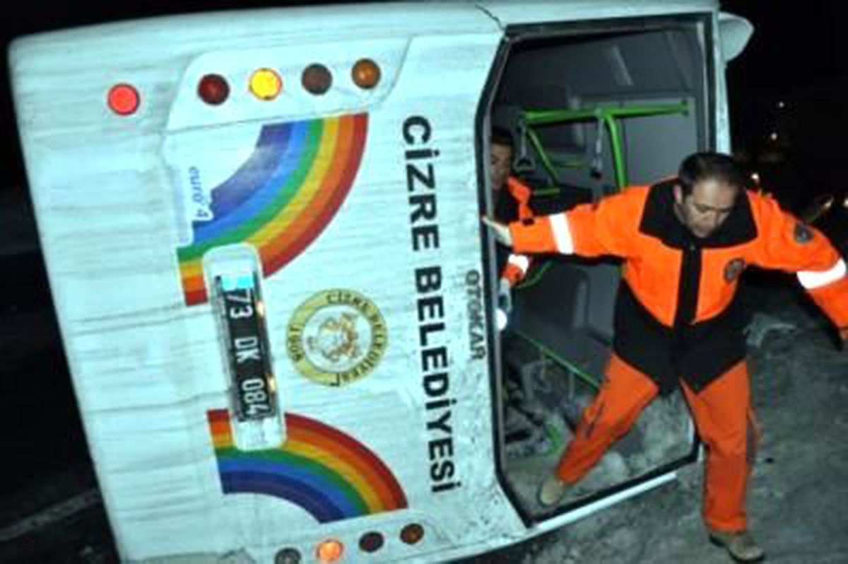 Öğrencilerin Midibüsü Yan Yattı: 1 Ölü