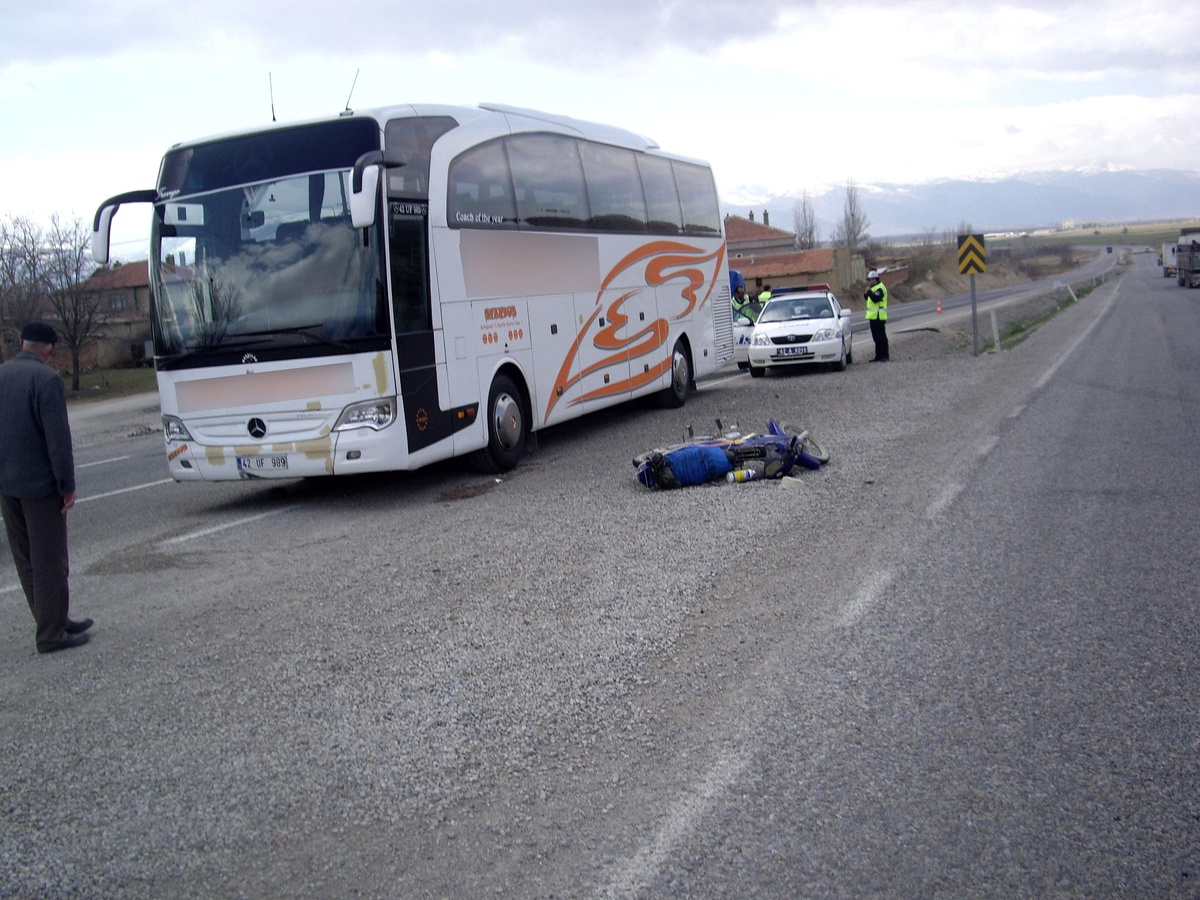Otobüs Motosiklete Çarptı: 1 Ölü