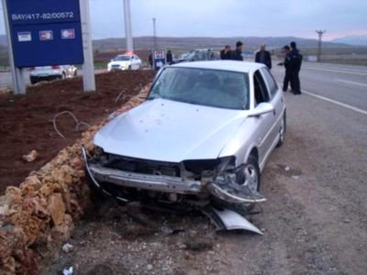 Otomobil ile Kamyonet Çapıştı: 3 Yaralı