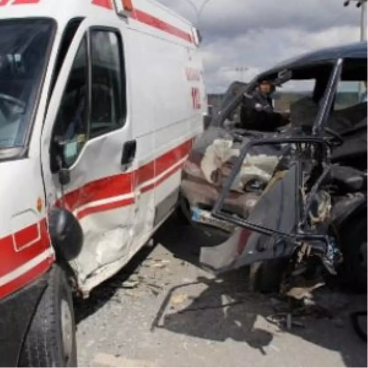 Sakarya\'da Minibüs Ambulansa Çarptı: 6 Yaralı