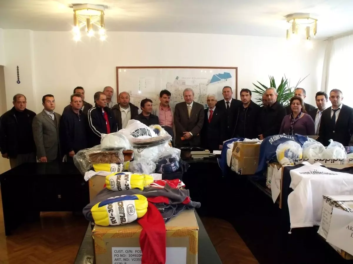 Salihli Belediyesi\'nden Spor Malzemesi Yardımı