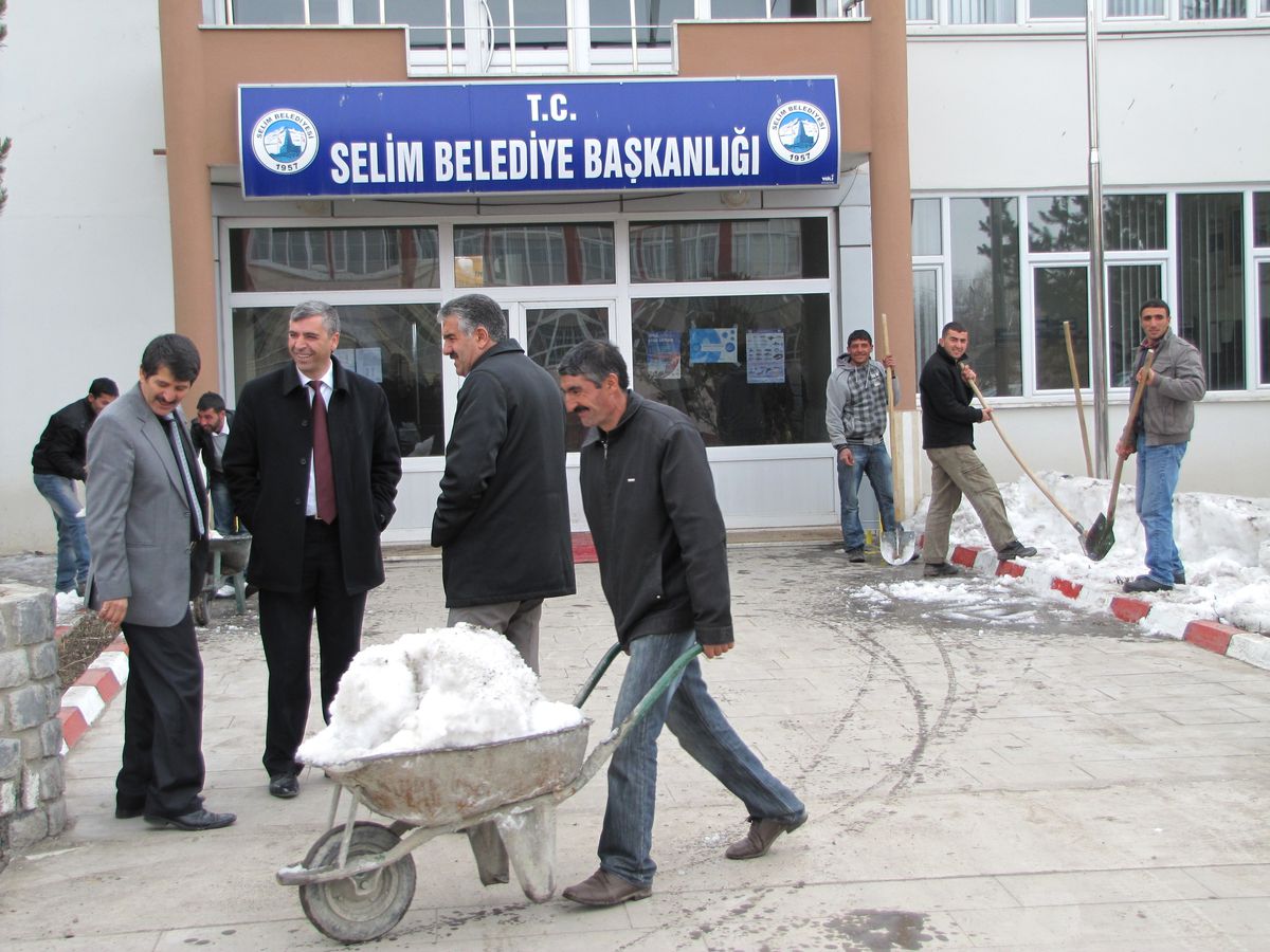 Selim Belediyesinin Önündeki Karlar El Arabalarıyla Taşındı