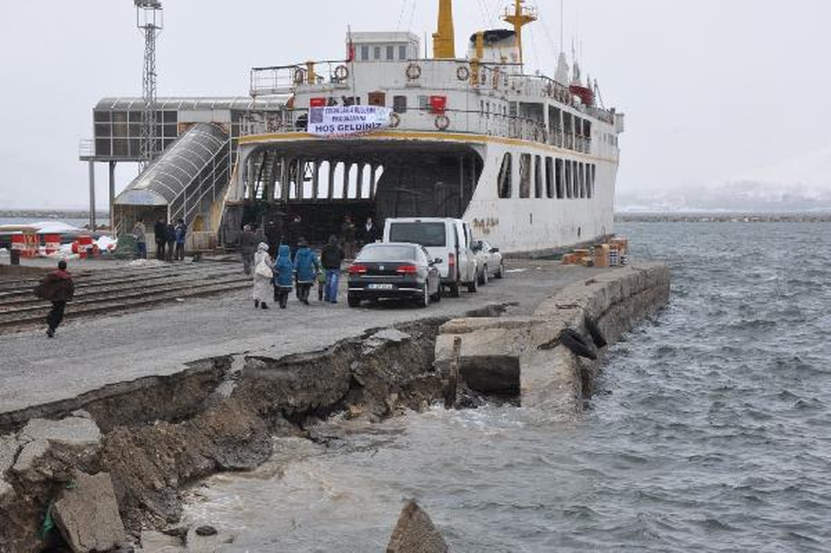 Tatvan Feribot İskelesi'nin Bir Bölümü Çöktü