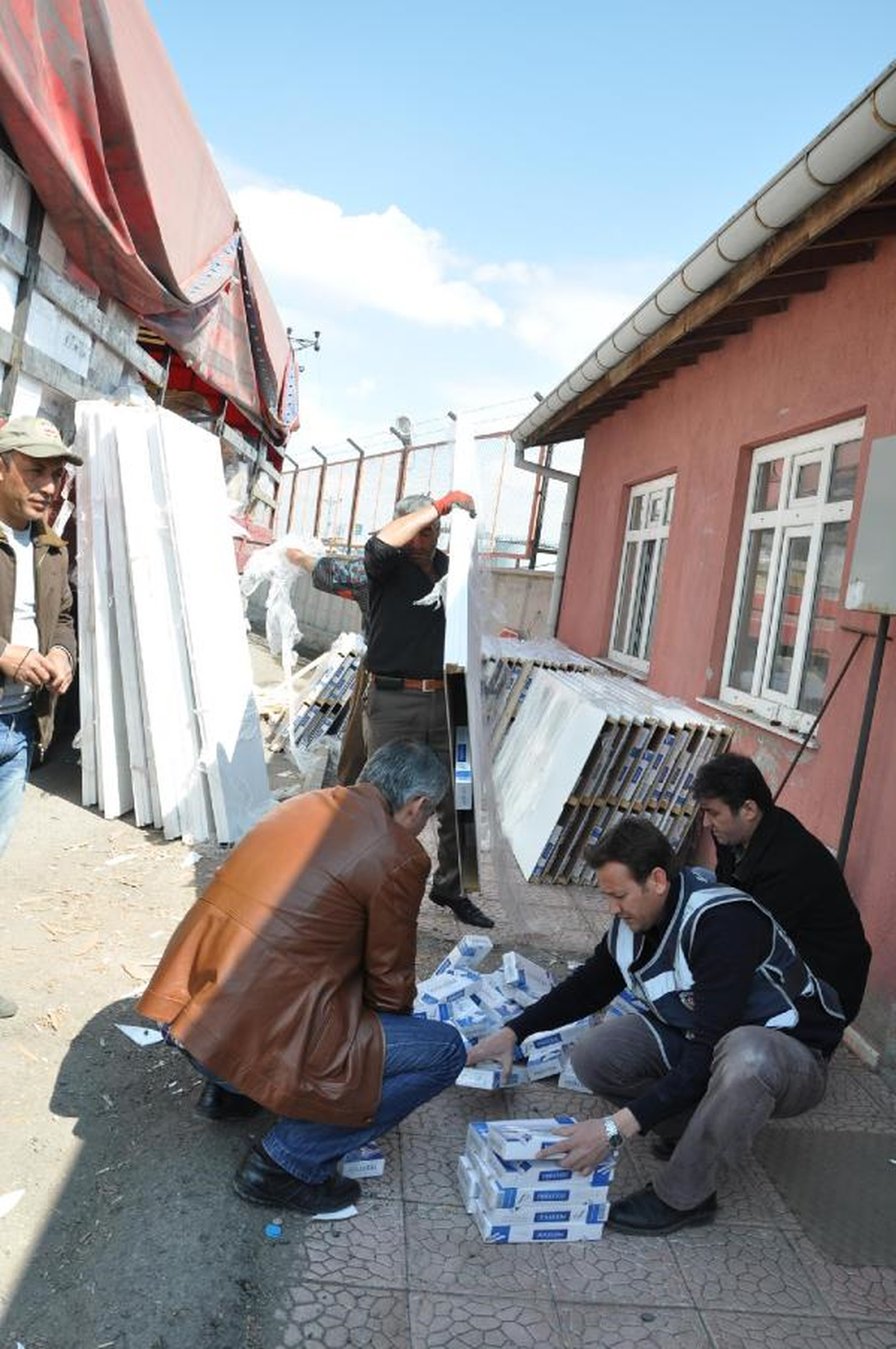 Tır\'da Kapıların İçine Gizlenen 30 Bin Paket Kaçak Sigara Ele Geçirildi
