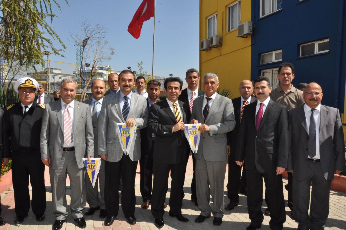 Vali Güzeloğlu, Tarsus İdman Yurdu Kulübünü Ziyaret Etti