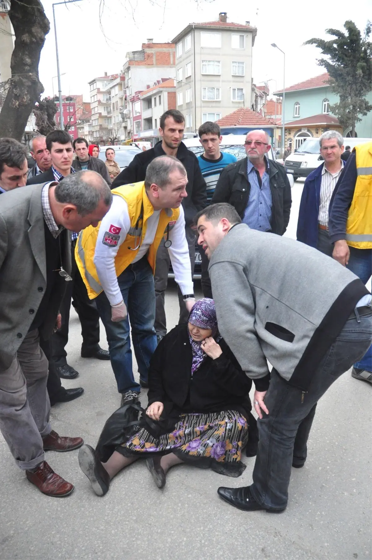 Yaşlı Kadına Karşıdan Karşıya Geçerken Otomobil Çarptı