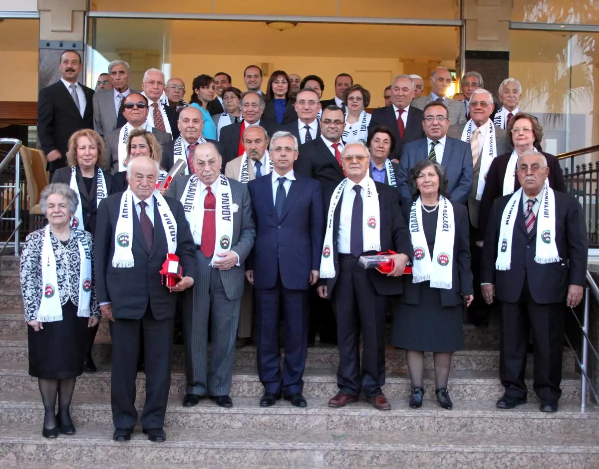 Adana\'da Meslekte 45 Yılını Dolduran 45 Avukata Plaket