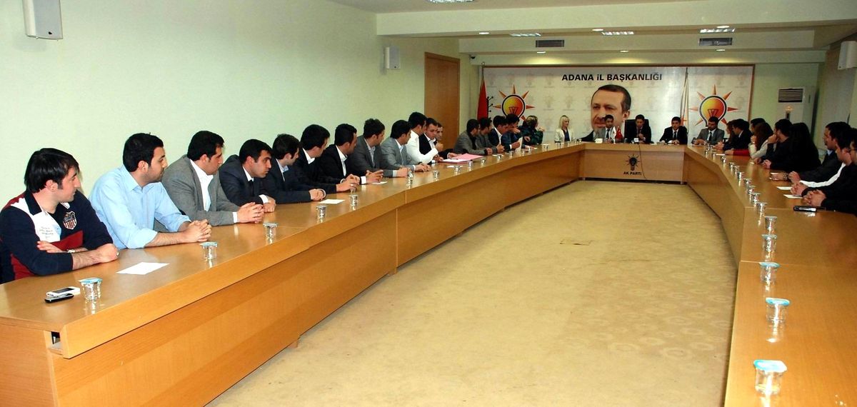 AK Parti\'li Gençler Tanışma Toplantısında Buluştu