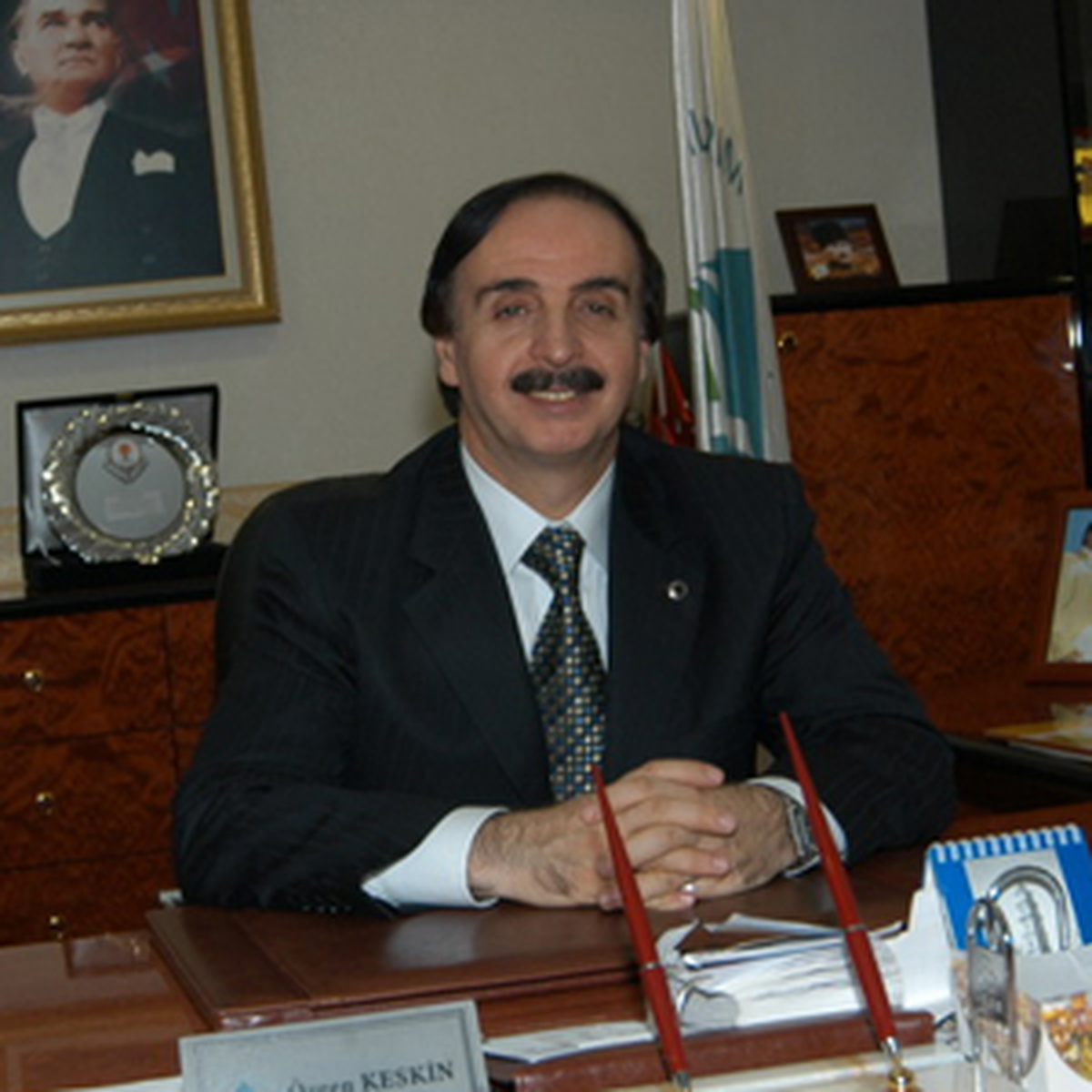 Avrupa'nın Başkanı Oldu, Kardeşini Unutmadı