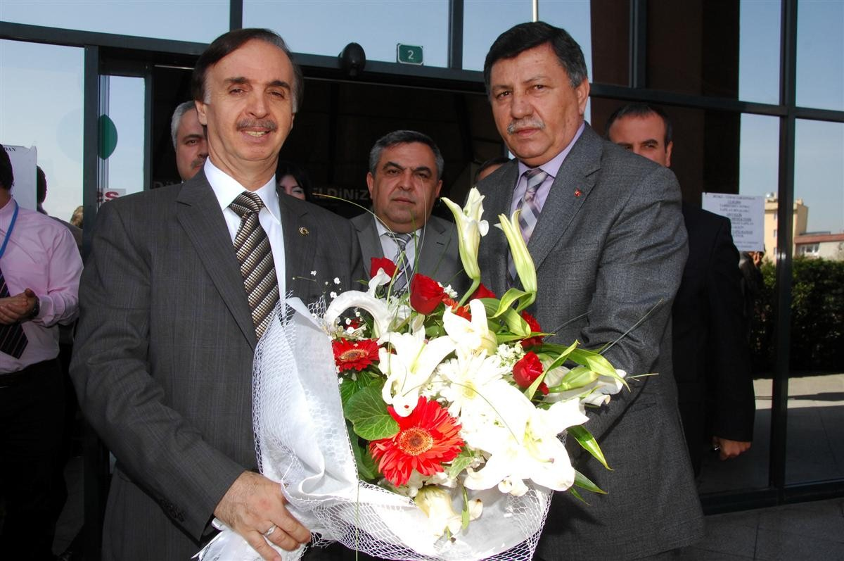 Başkan Keskin'e Personelinden Çiçekli Karşılama