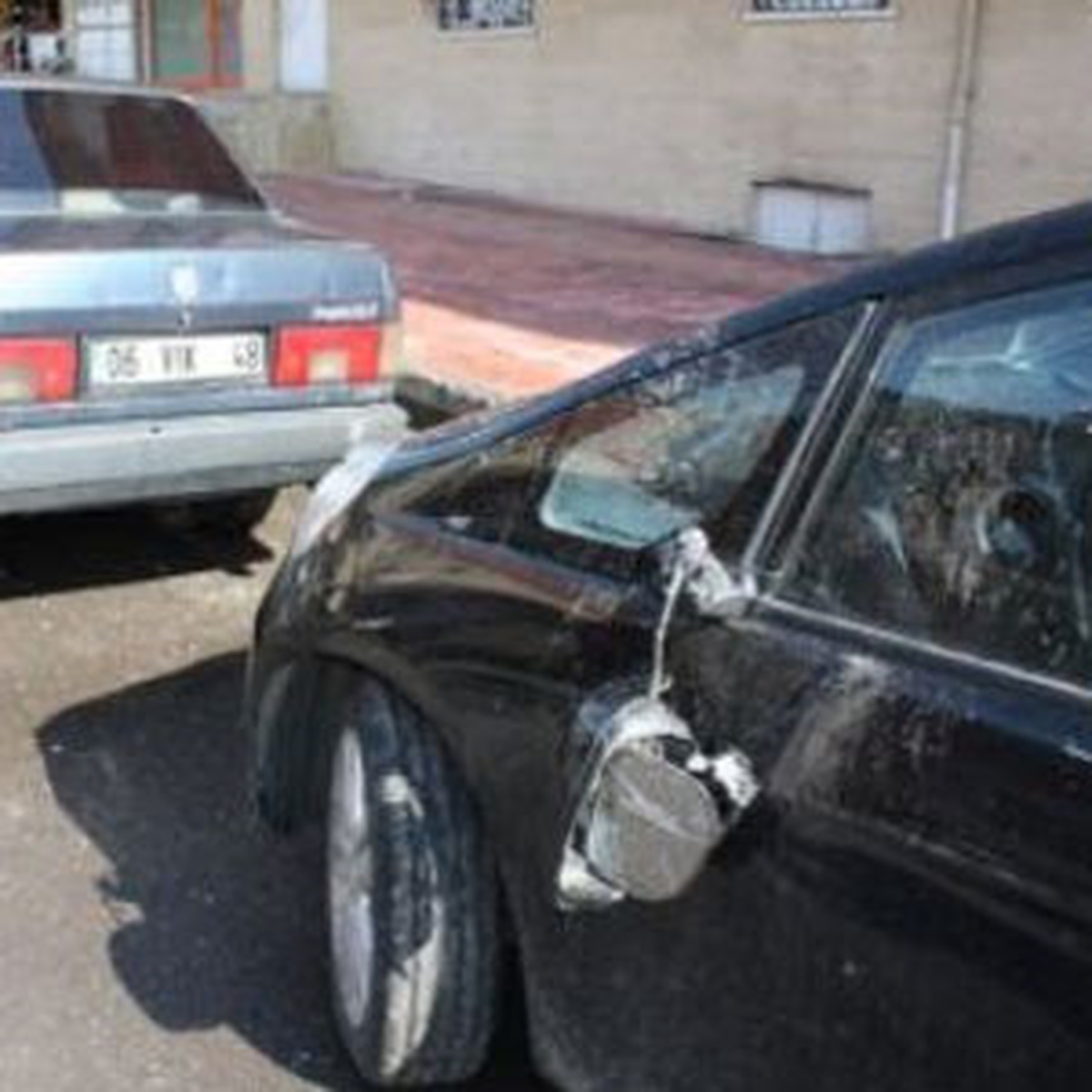 Bingöl\'de Onlarca Aracın Dikiz Aynasını Kırdılar