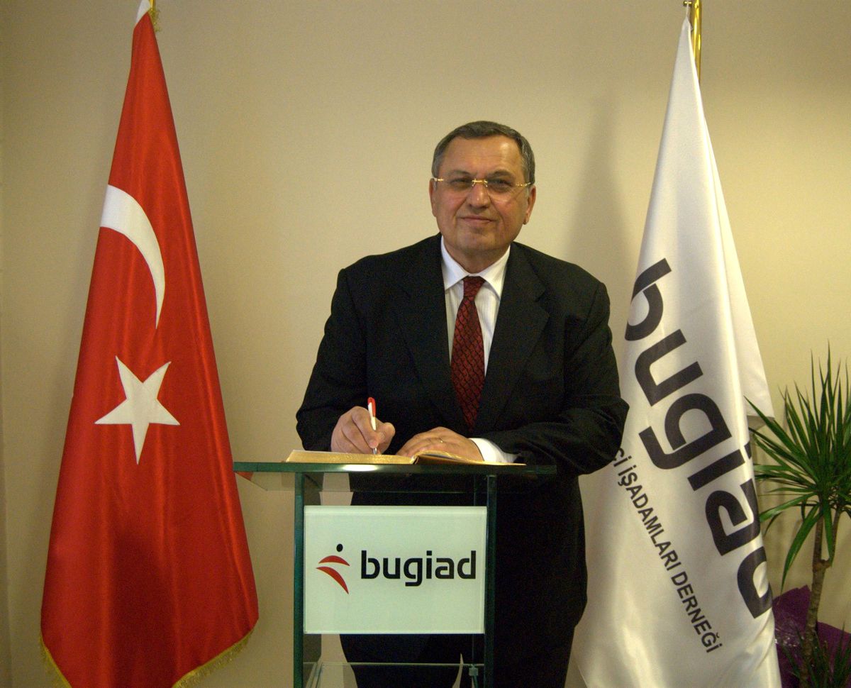 Bir Zamanlar Vize Alamadığı İngiltere\'ye Şimdi Mağaza Açtı