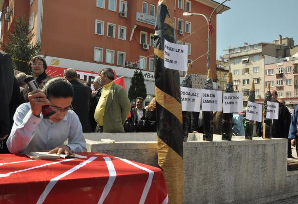 Bursa\'da CHP\'lilerden Zamlara Kazıklı Protesto