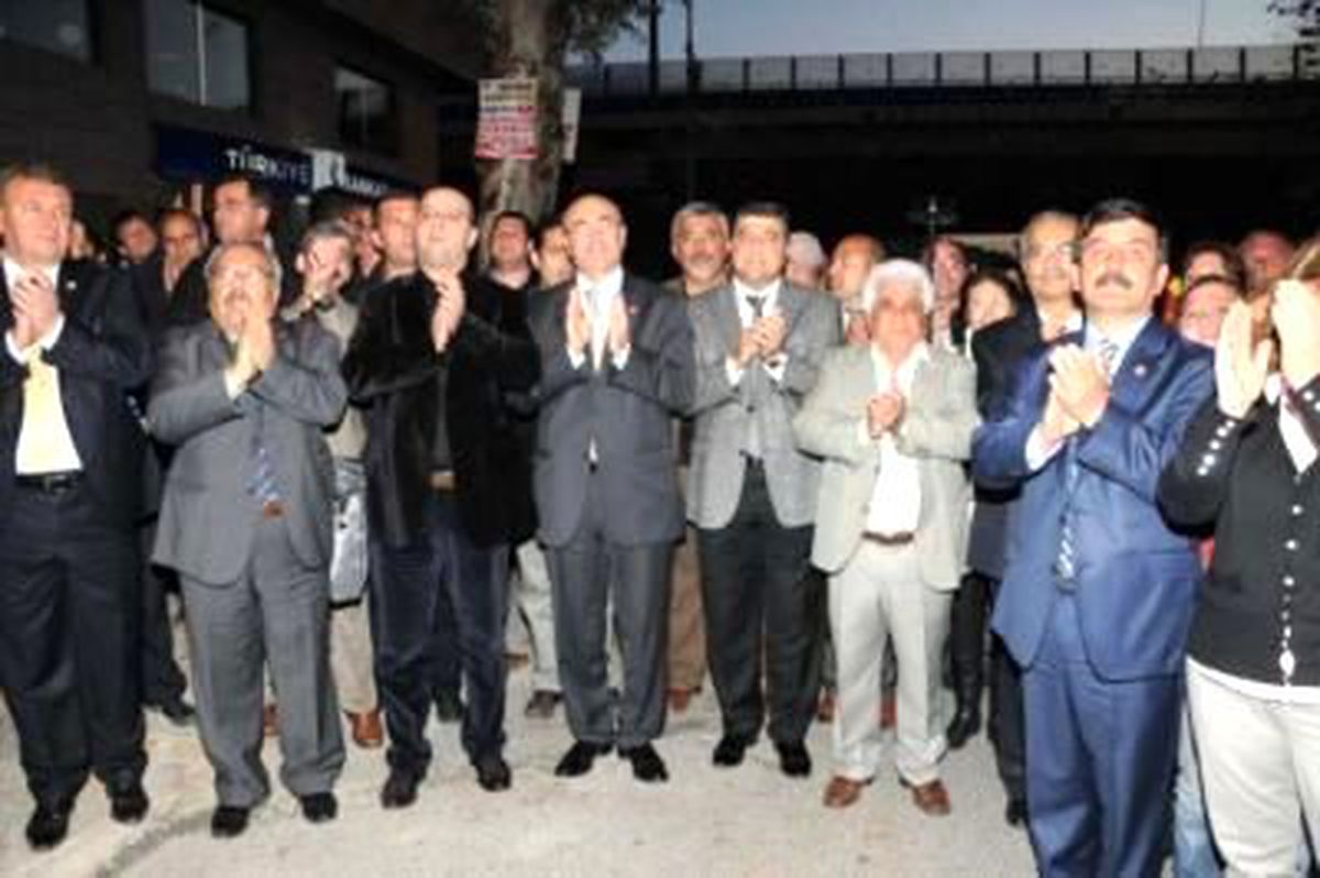 Büyükşehir Davasına Meşaleli Protesto