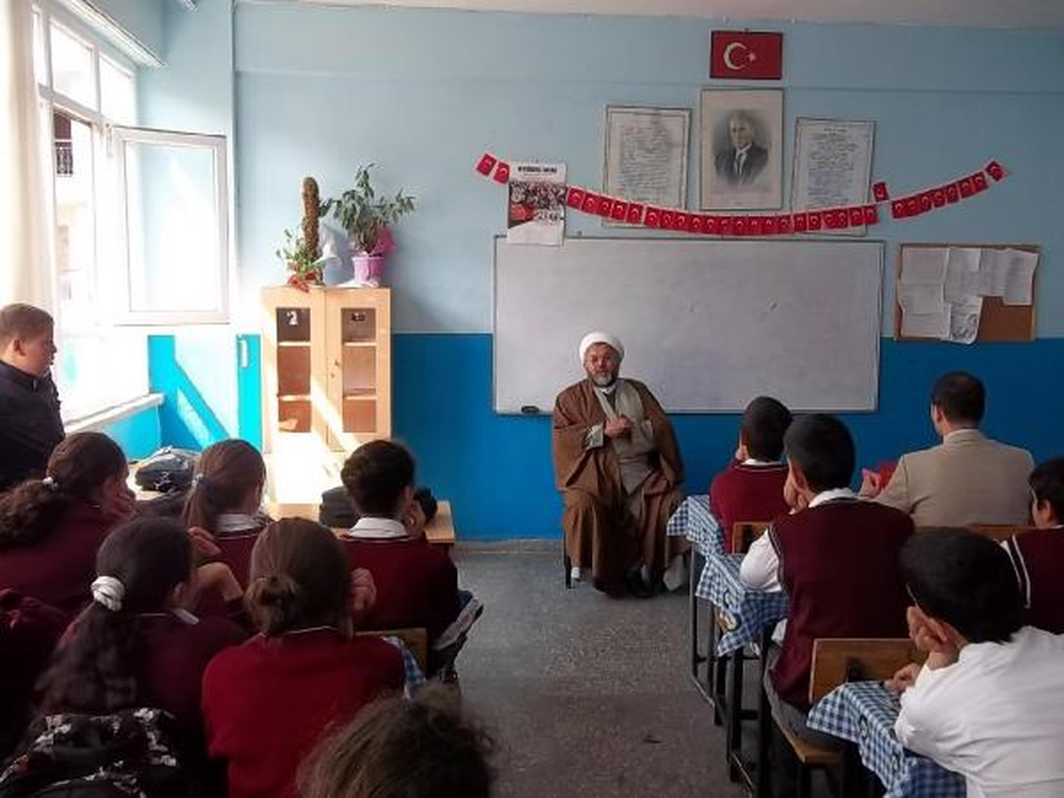 İlköğretimde İlk! Caferi İmam Derste
