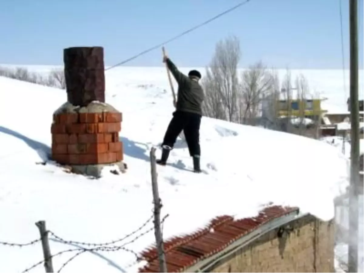 Çatılardaki Karlar Zarar Vermeye Devam Ediyor