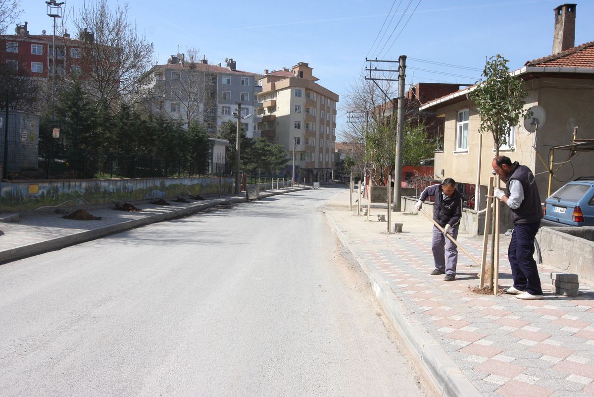 Çayırova Belediyesi Yenimahallede Dinlenme Alanı Yapıyor