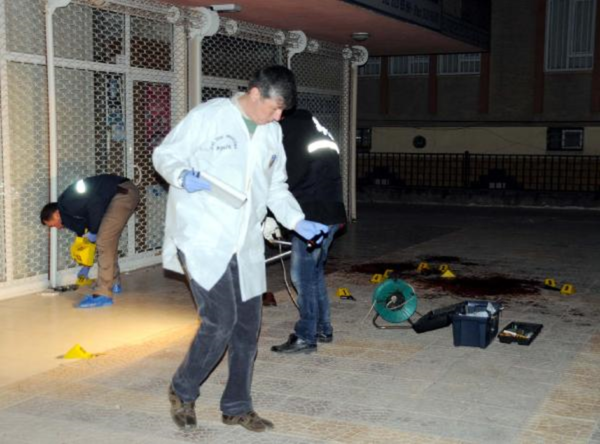 Doktor ve Babası Silahlı Saldırıda Yaralandı