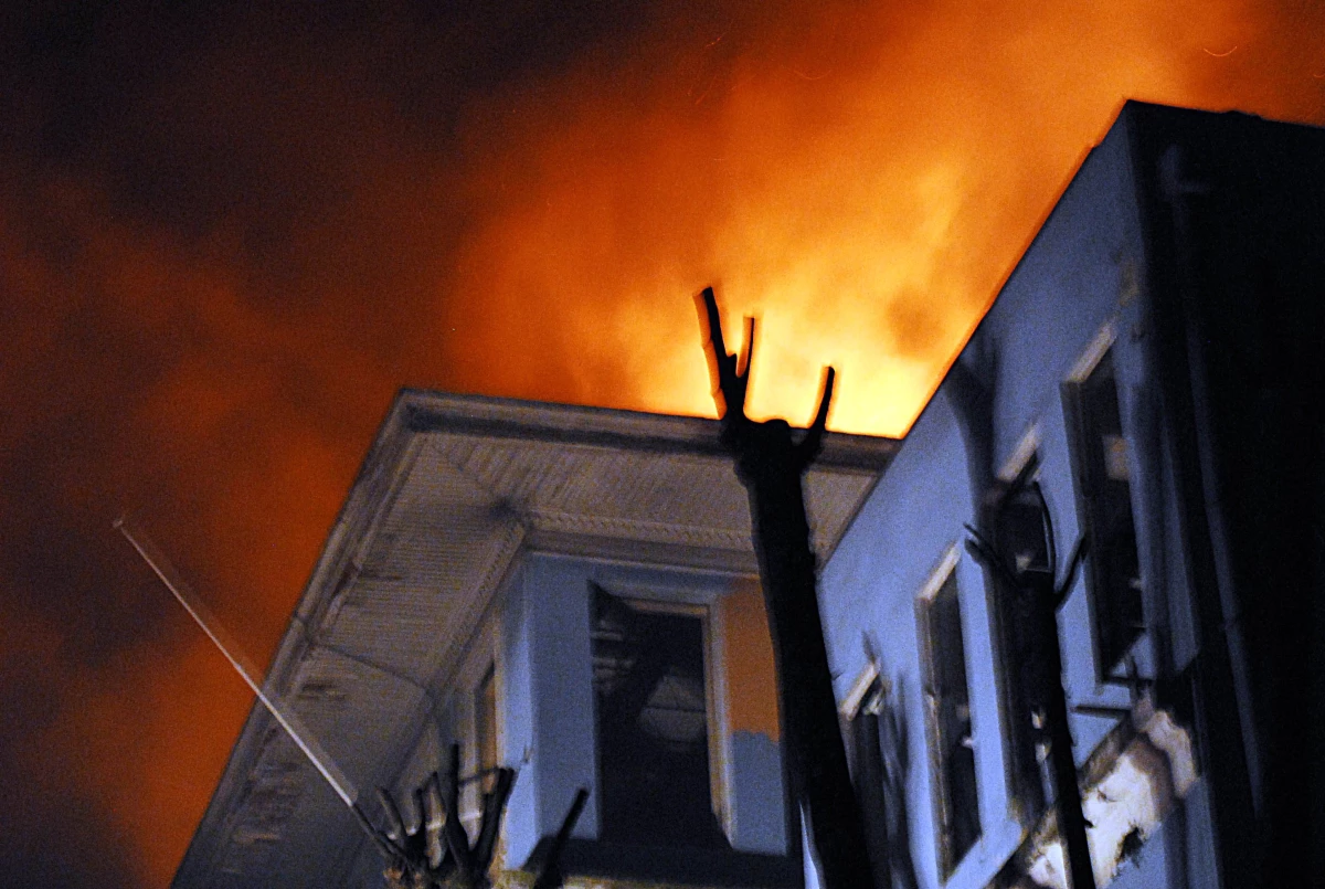 Eminönü\'ndeki Tarihi Belediye Binası Yangına Yenildi