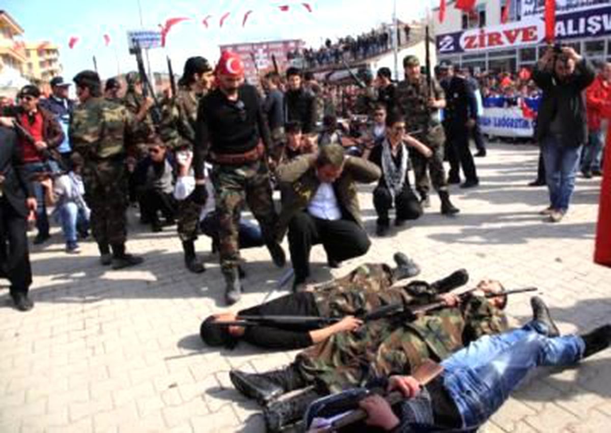 Erciş\'de, Kurtuluş Töreninde Boş Kovan Ermeni Askerini Yaraladı