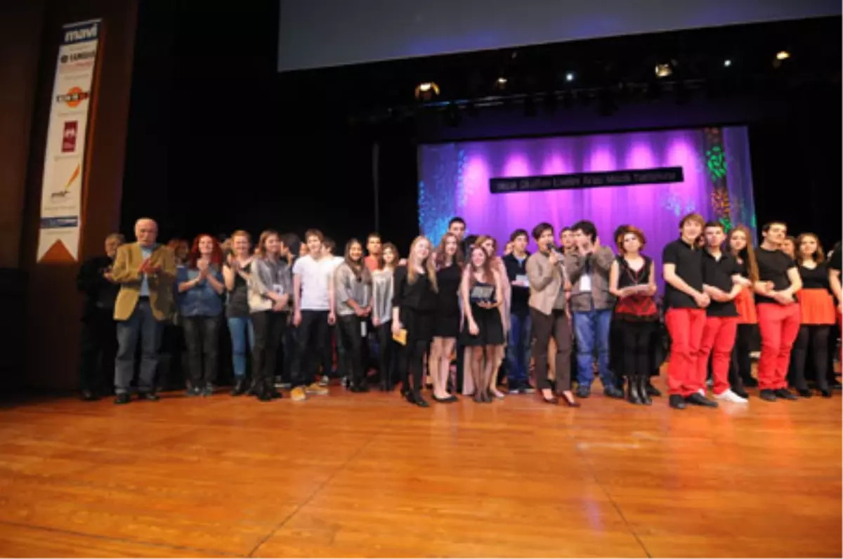 Hisar Okulları\'nda Genç Müzisyenler Yarıştı